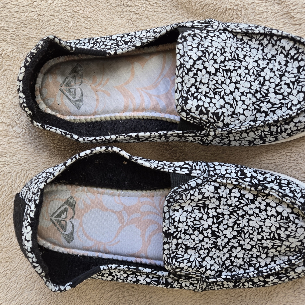 Roxys Floral Black and White Women's Shoes Size 5.5